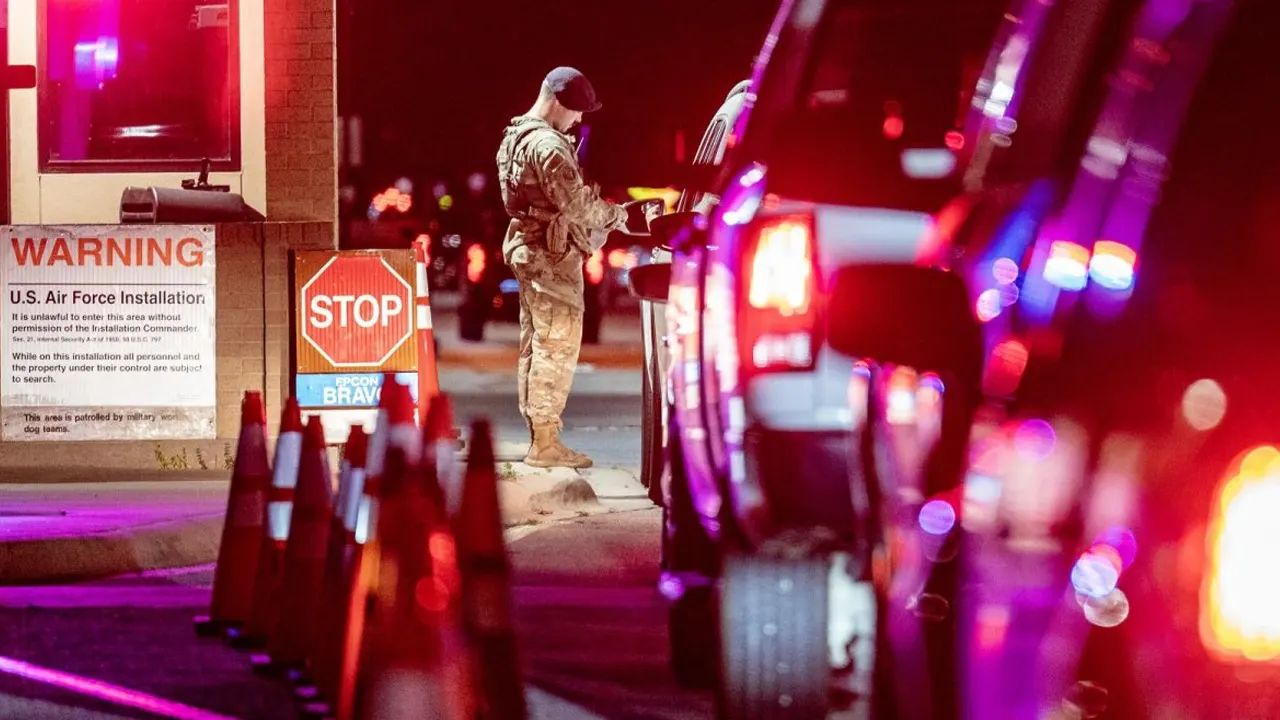 যুক্তরাষ্ট্রের সামরিক ঘাঁটিতে হামলা, লকডাউন জারি